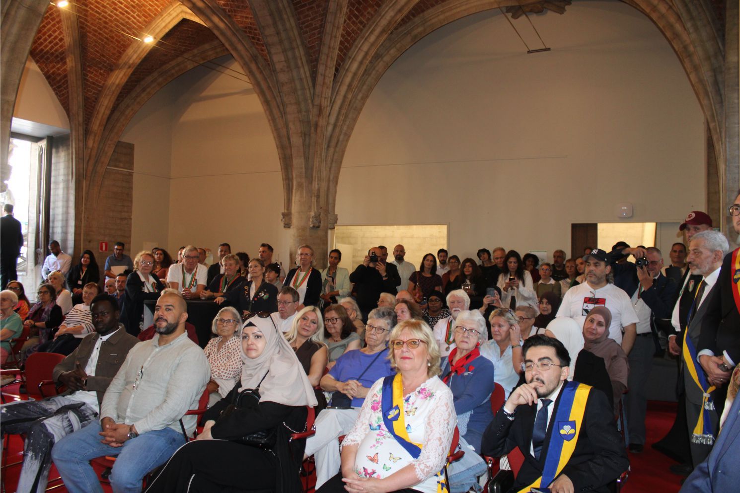 BELÇİKA’NIN MEŞHUR MASKOTU ‘MANNEKEN-PIS’ 1210. ELBİSESİNİ GÖRKEMLİ BİR TÖRENLE GİYDİ