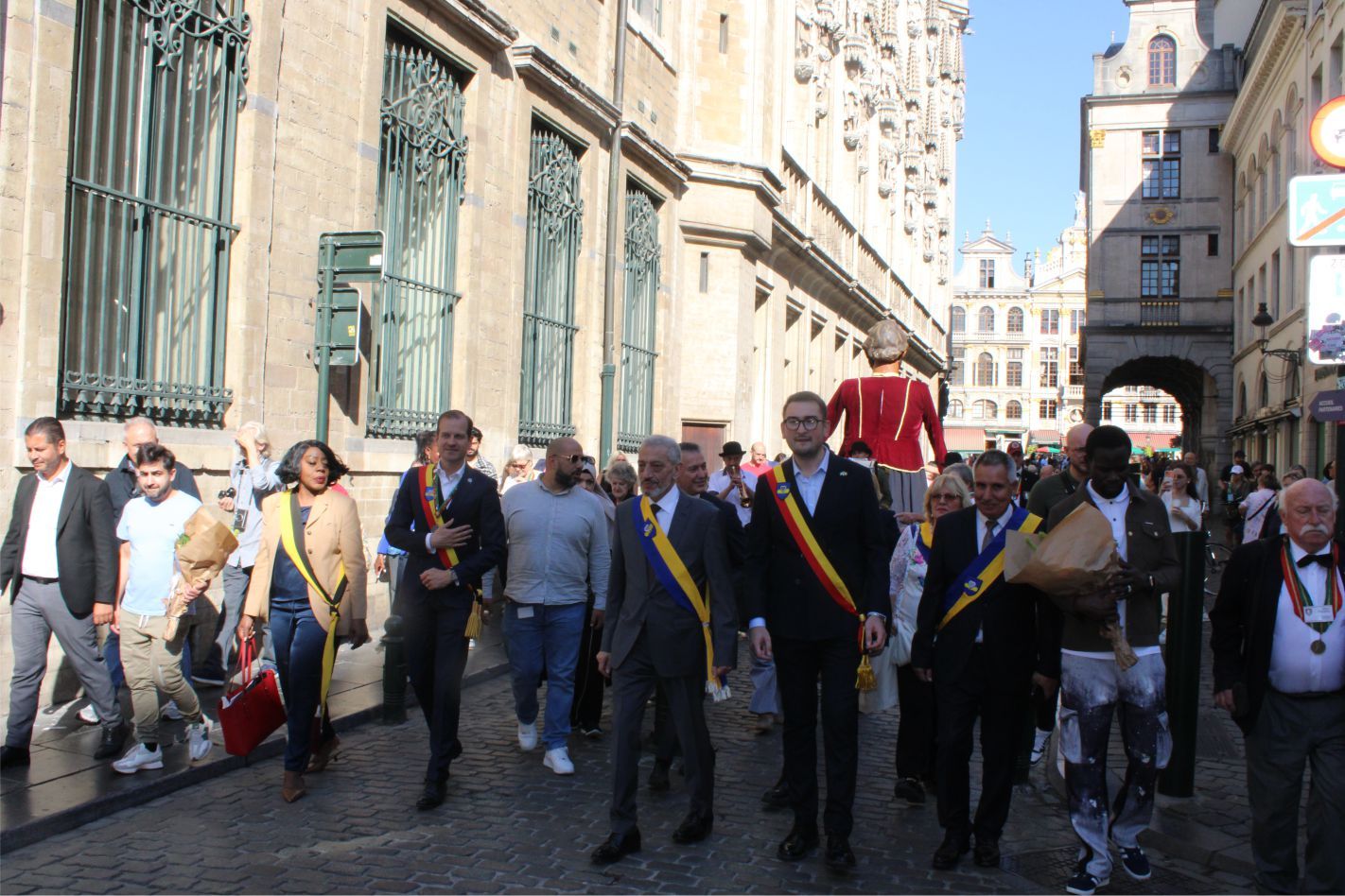 BELÇİKA’NIN MEŞHUR MASKOTU ‘MANNEKEN-PIS’ 1210. ELBİSESİNİ GÖRKEMLİ BİR TÖRENLE GİYDİ