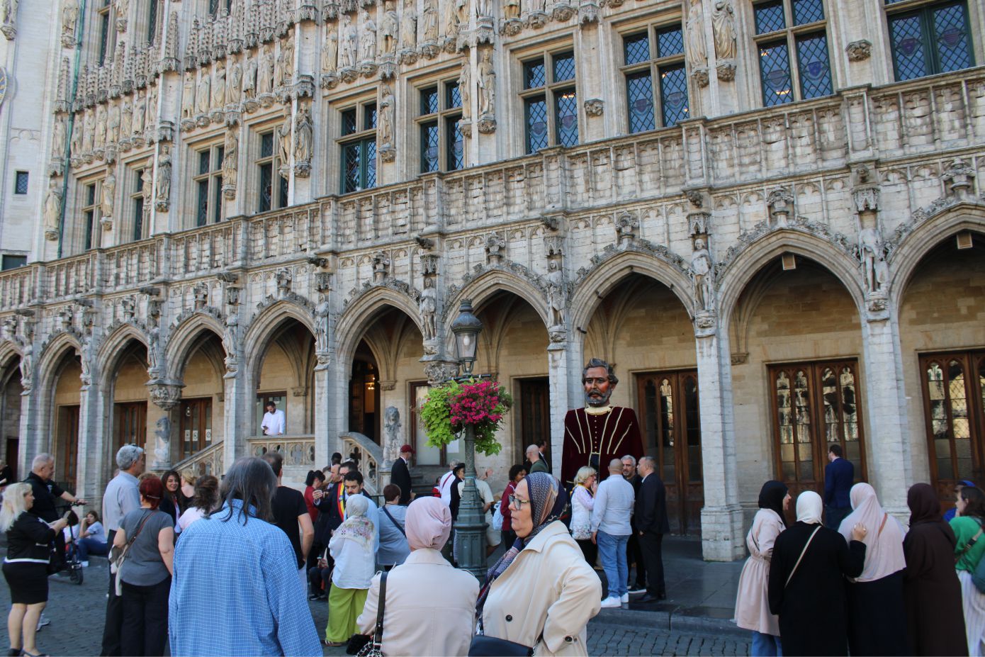 BELÇİKA’NIN MEŞHUR MASKOTU ‘MANNEKEN-PIS’ 1210. ELBİSESİNİ GÖRKEMLİ BİR TÖRENLE GİYDİ