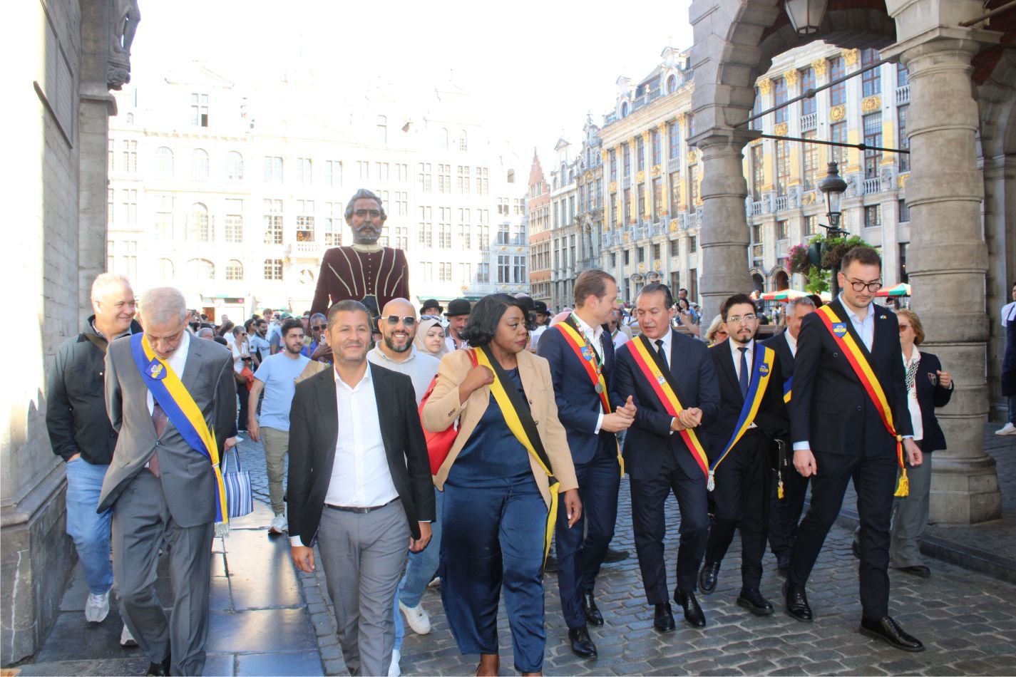 BELÇİKA’NIN MEŞHUR MASKOTU ‘MANNEKEN-PIS’ 1210. ELBİSESİNİ GÖRKEMLİ BİR TÖRENLE GİYDİ
