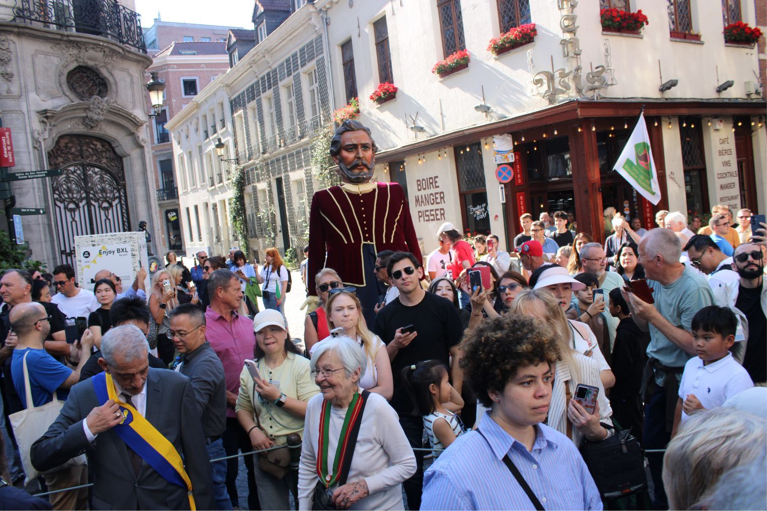 BELÇİKA’NIN MEŞHUR MASKOTU ‘MANNEKEN-PIS’ 1210. ELBİSESİNİ GÖRKEMLİ BİR TÖRENLE GİYDİ