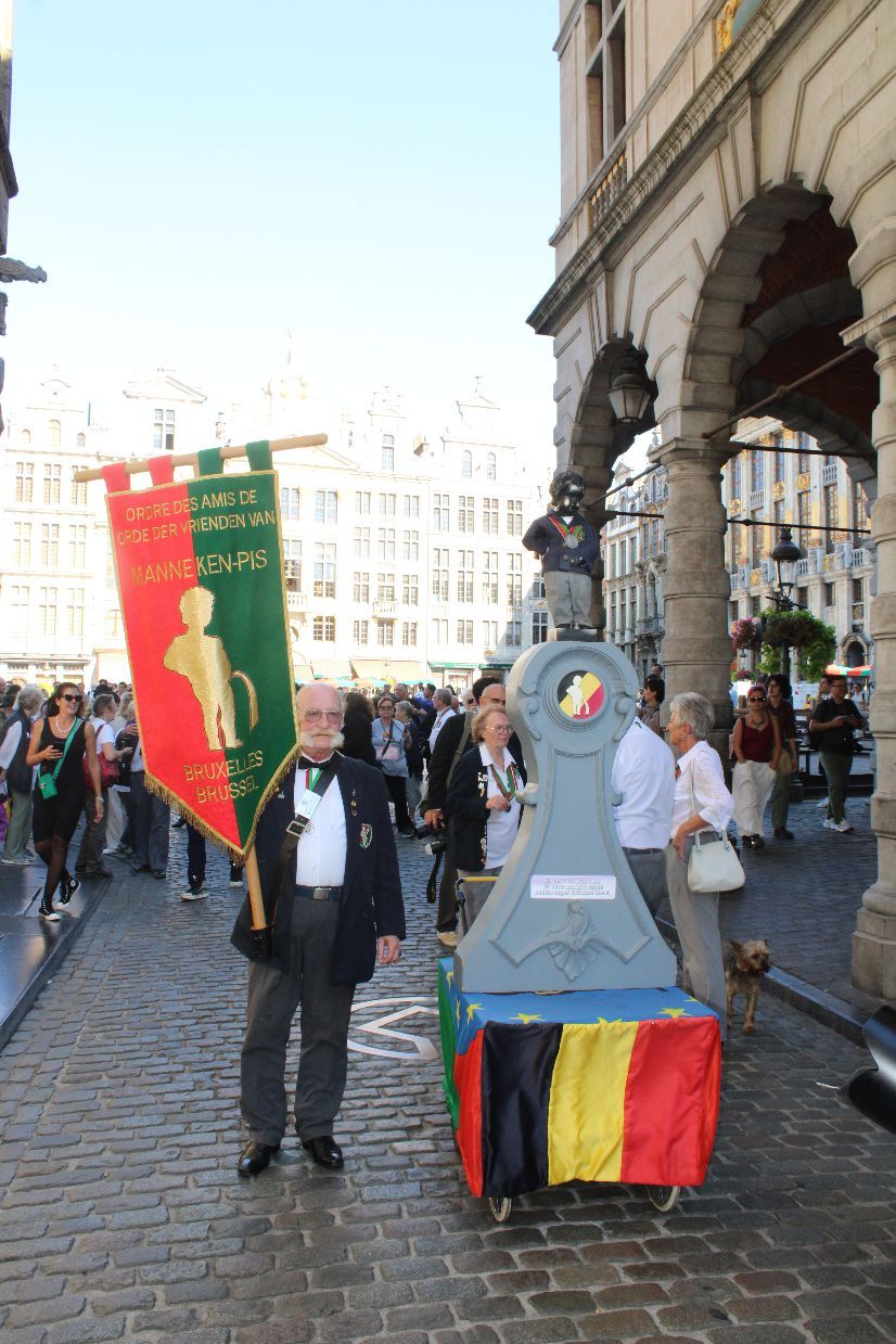 BELÇİKA’NIN MEŞHUR MASKOTU ‘MANNEKEN-PIS’ 1210. ELBİSESİNİ GÖRKEMLİ BİR TÖRENLE GİYDİ