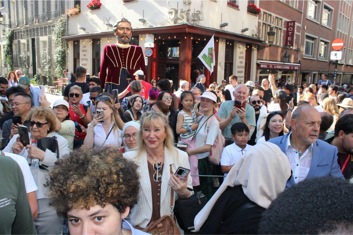 BELÇİKA’NIN MEŞHUR MASKOTU ‘MANNEKEN-PIS’ 1210. ELBİSESİNİ GÖRKEMLİ BİR TÖRENLE GİYDİ