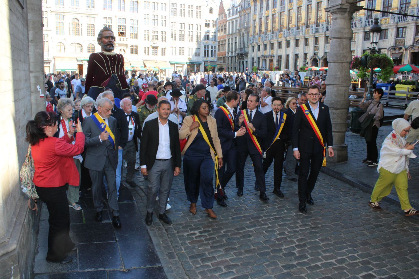 BELÇİKA’NIN MEŞHUR MASKOTU ‘MANNEKEN-PIS’ 1210. ELBİSESİNİ GÖRKEMLİ BİR TÖRENLE GİYDİ