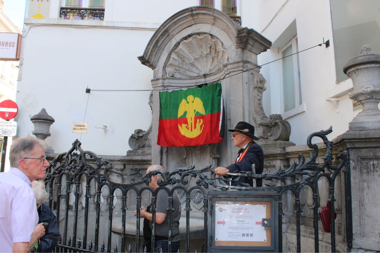 BELÇİKA’NIN MEŞHUR MASKOTU ‘MANNEKEN-PIS’ 1210. ELBİSESİNİ GÖRKEMLİ BİR TÖRENLE GİYDİ