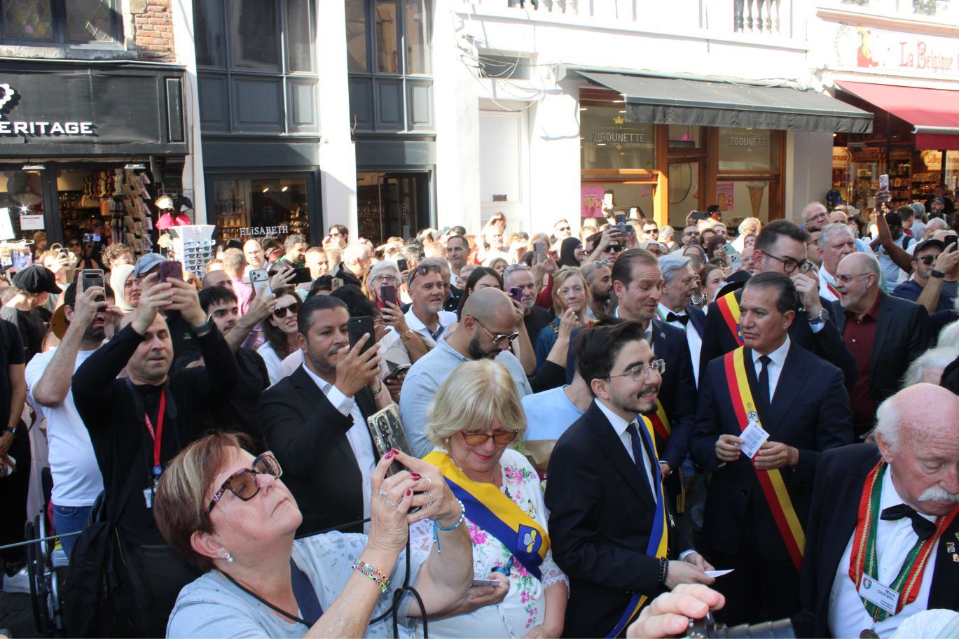 BELÇİKA’NIN MEŞHUR MASKOTU ‘MANNEKEN-PIS’ 1210. ELBİSESİNİ GÖRKEMLİ BİR TÖRENLE GİYDİ