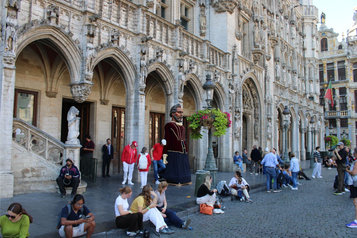 BELÇİKA’NIN MEŞHUR MASKOTU ‘MANNEKEN-PIS’ 1210. ELBİSESİNİ GÖRKEMLİ BİR TÖRENLE GİYDİ